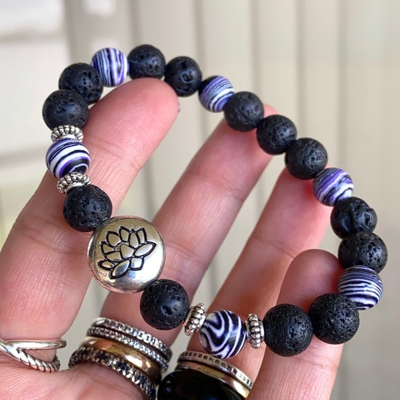 Black lava purple agate lotus flower bead bracelet - Picture 5 of 11